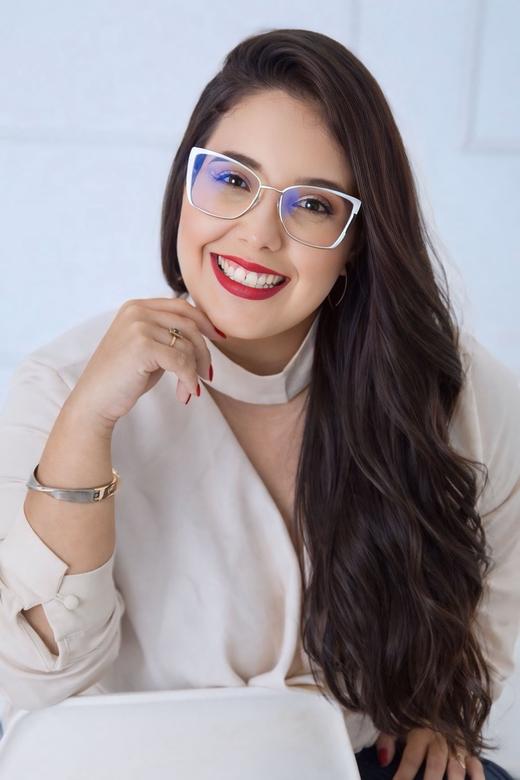 Anna Carolina atendendo
